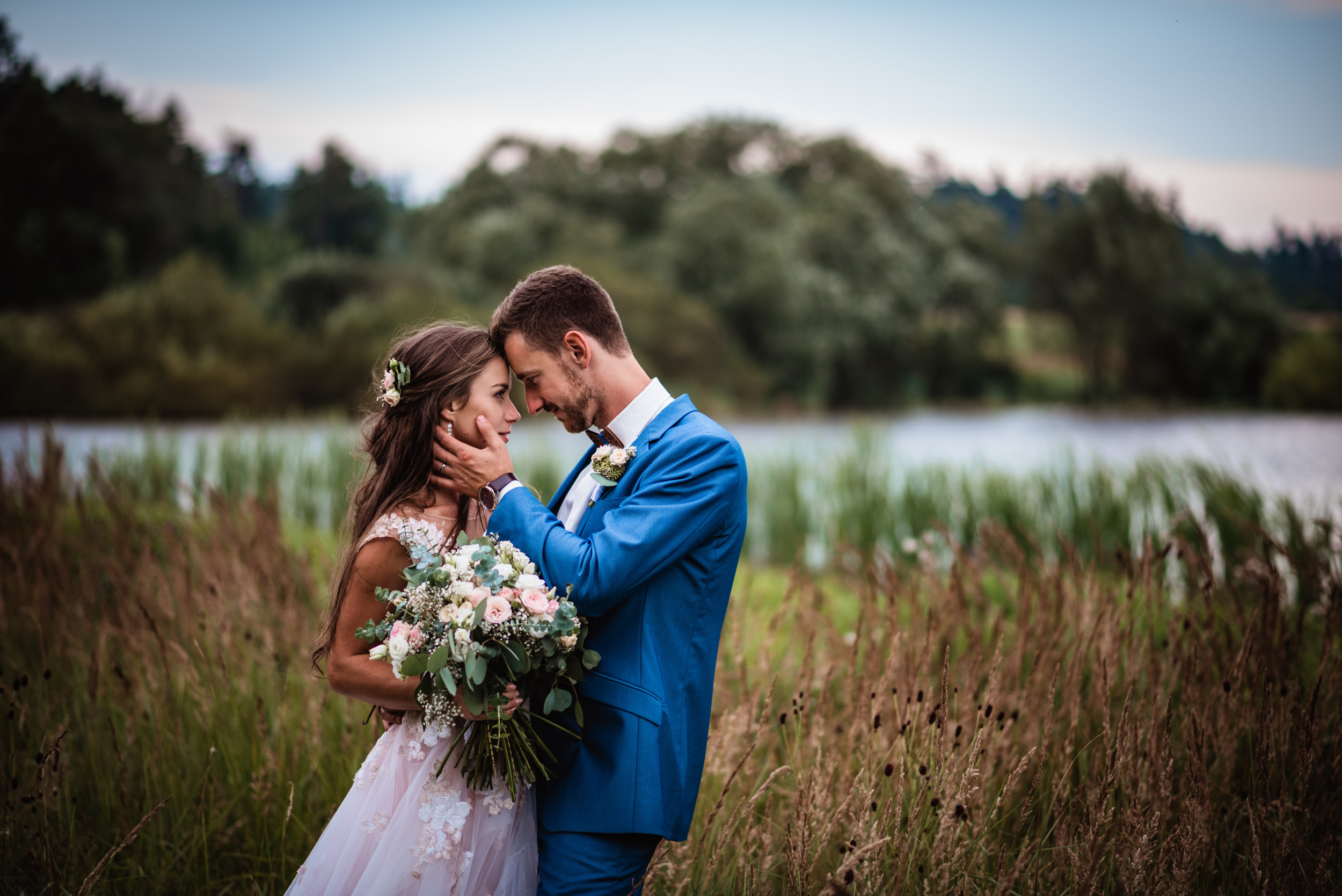 Svatební párové focení v přírodě u rybníka