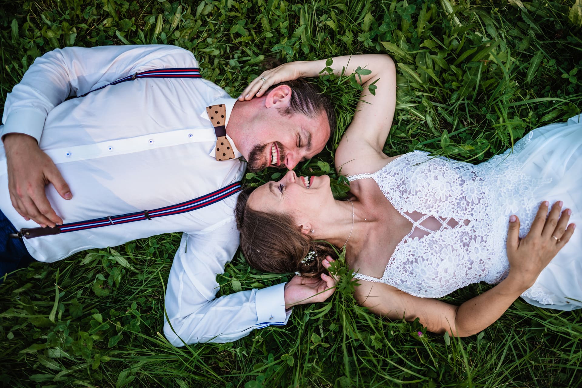 Svatební párové focení v trávě