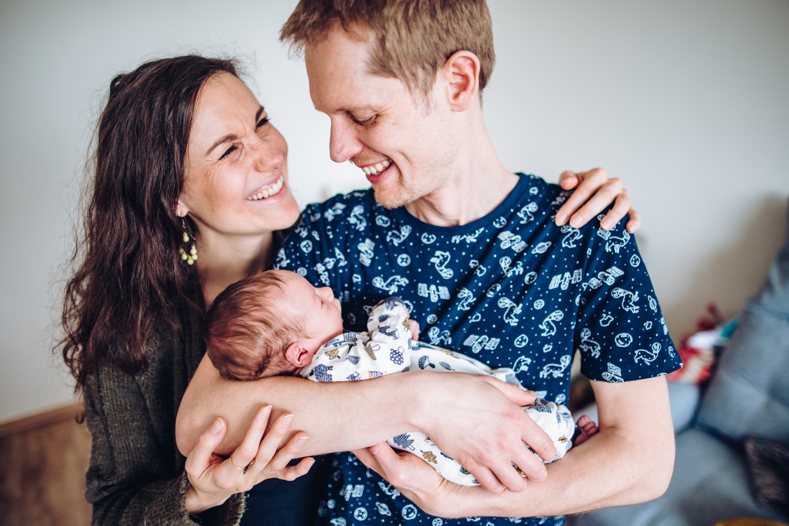 Rodinné newborn focení s malým miminkem 14 dní po porodu