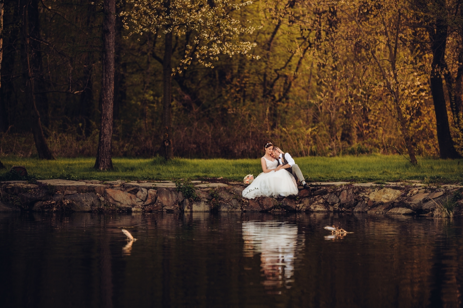 Svatební párové focení v přírodě u rybníka