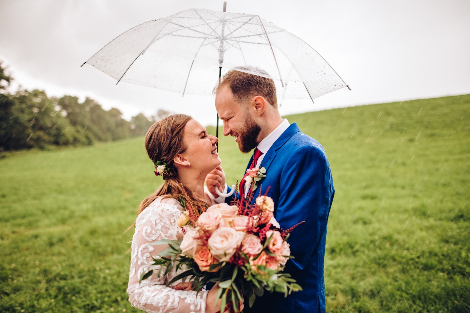 Svatební párové focení v dešti pod deštníkem