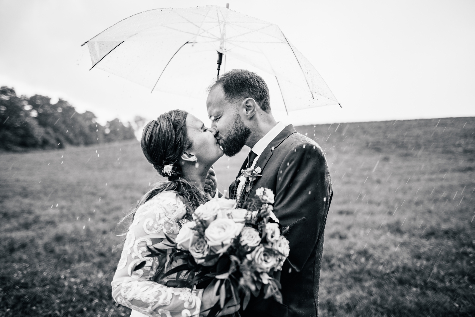 Svatební párové focení v dešti pod deštníkem