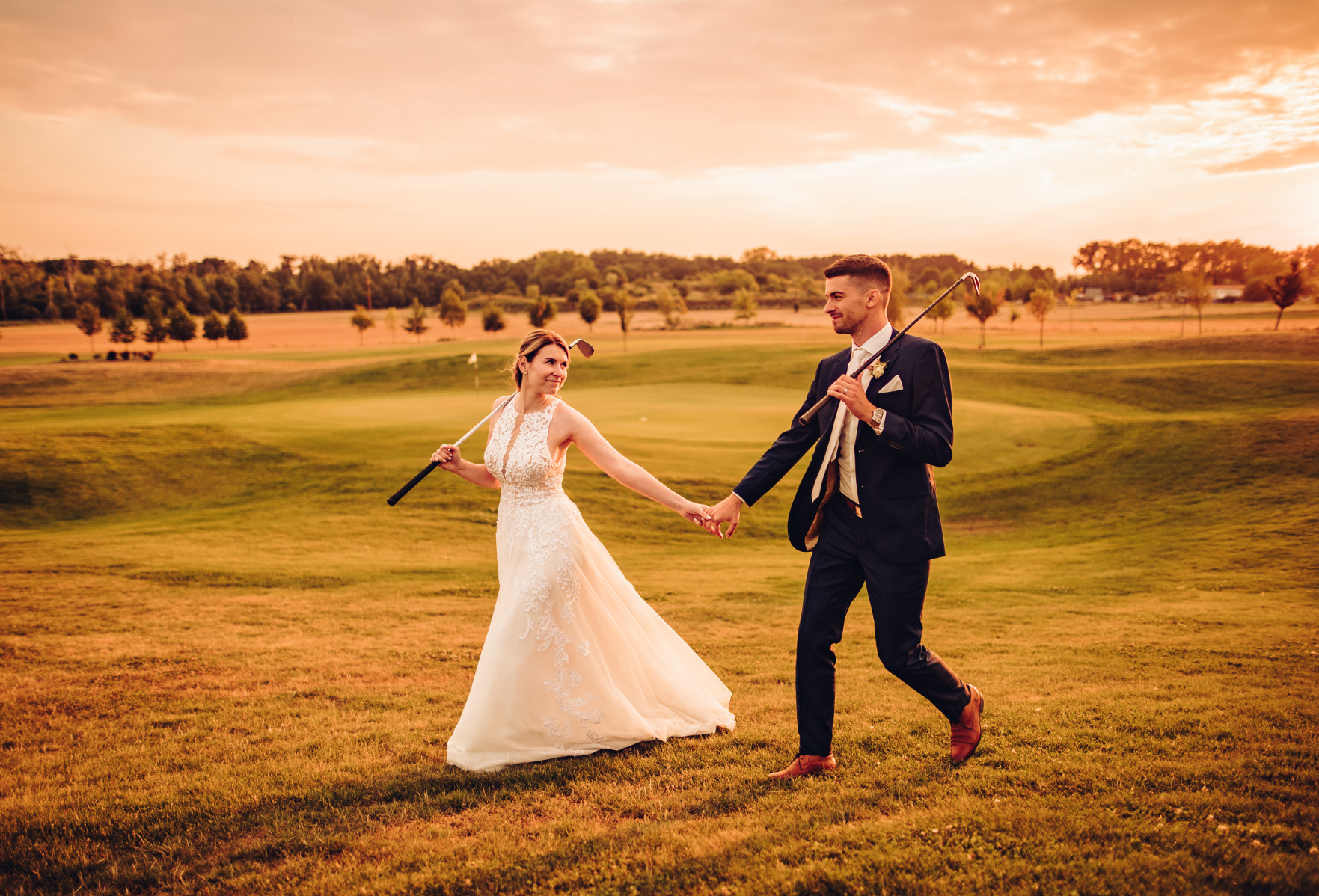 Svatební pár na procházce po golfovém hřišti