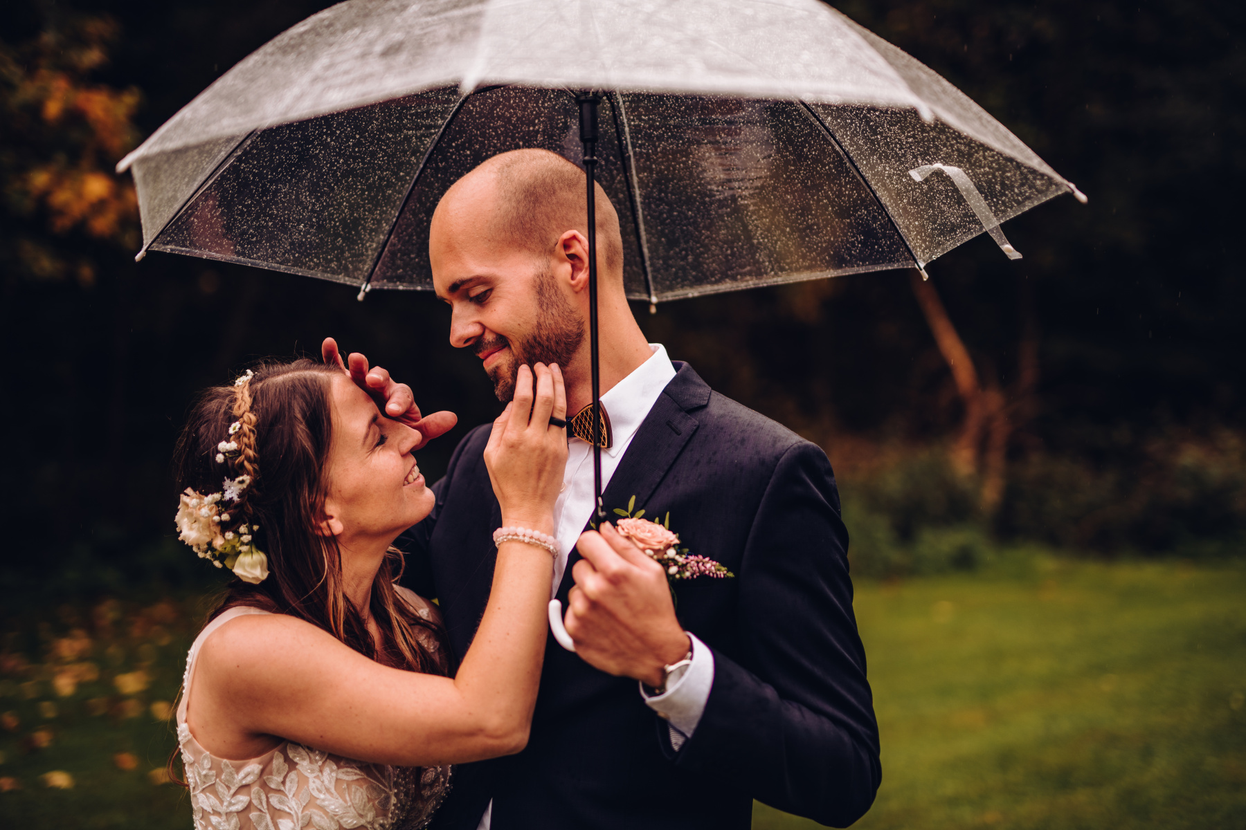 Svatební párové focení v dešti