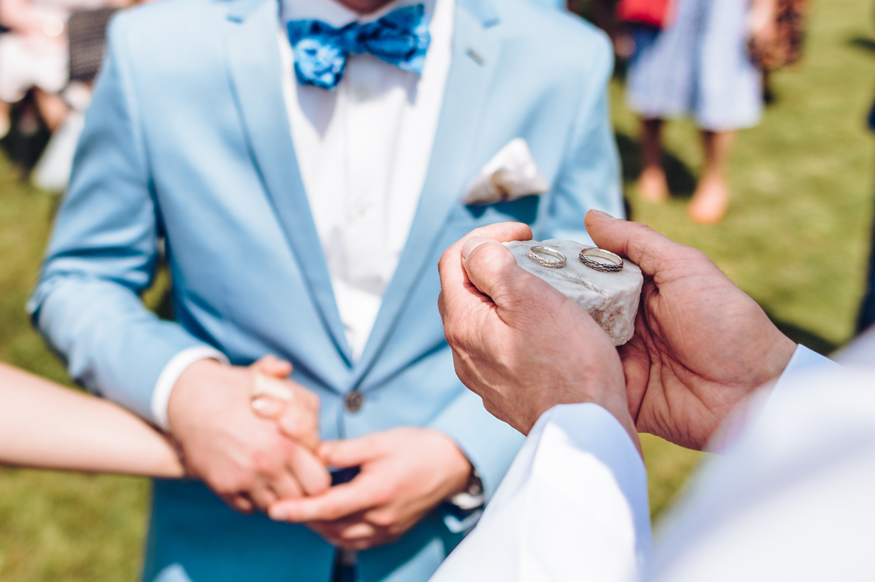 Předávání prstýnků při svatebním obřadu