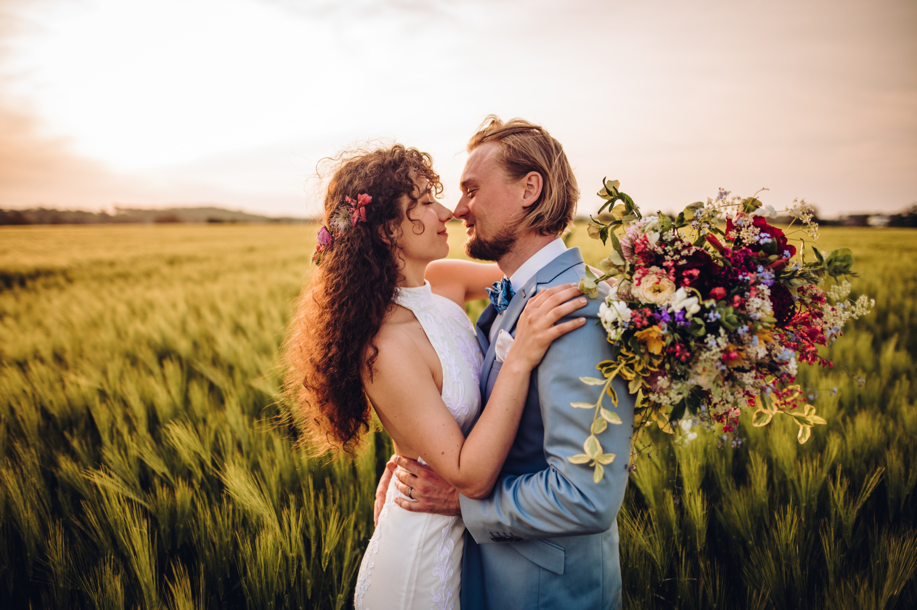 Svatební párové focení na jižní Moravě při západu slunce.